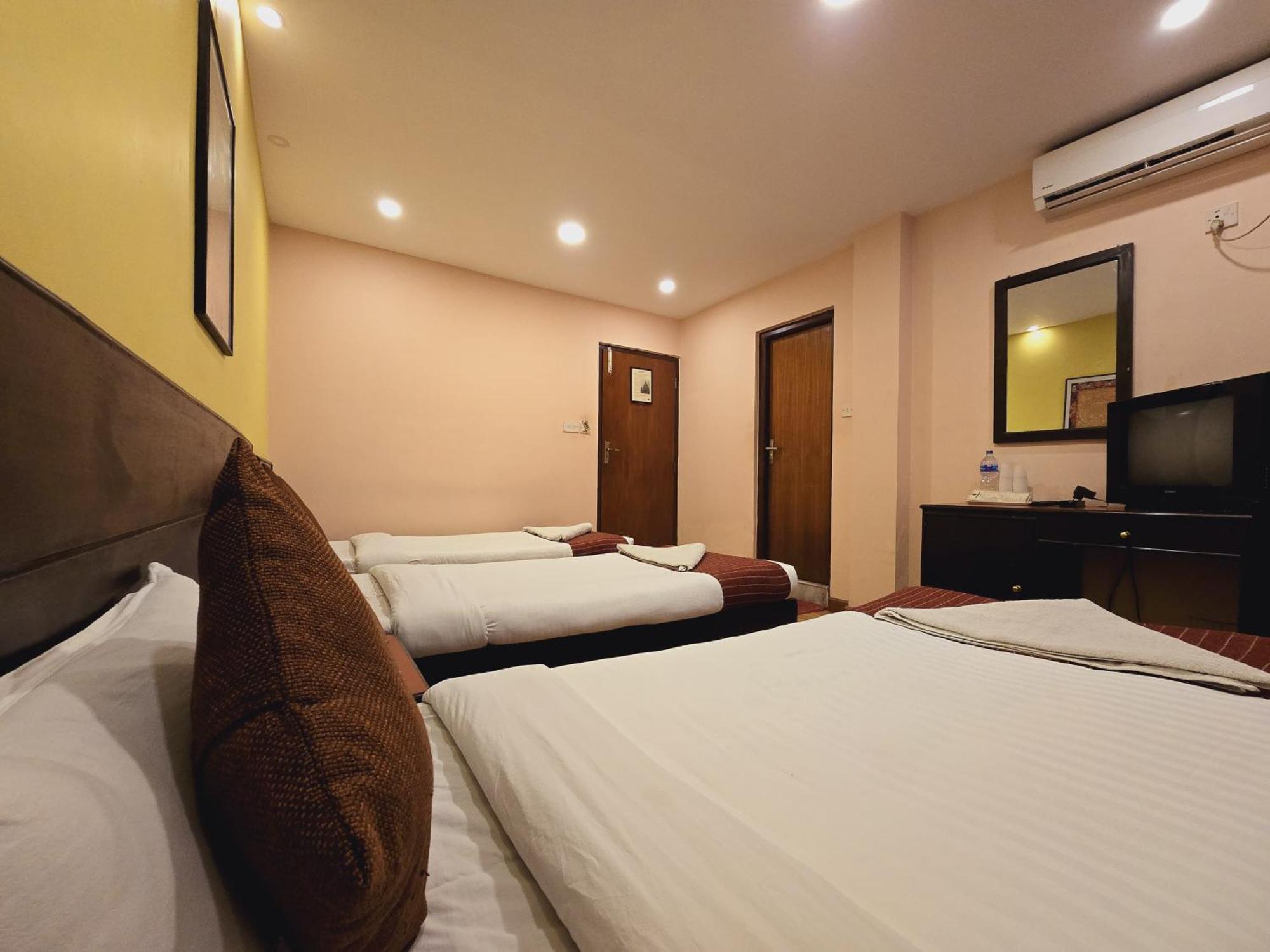 Cascade Hotel Kathmandu Buitenkant foto